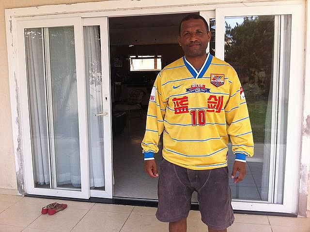 四川有个拓荒中国足球的外援：扬名甲A联赛，人送外号“黑蝴蝶”