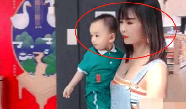 冻龄妈妈和儿子视频,冻龄妈妈和儿子酷似情侣