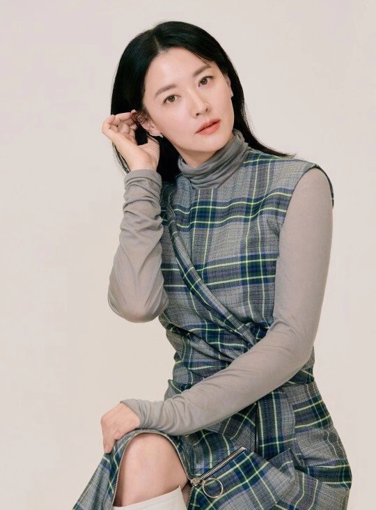 48岁李英爱新造型尽显知性美,48岁李英爱未修图曝光