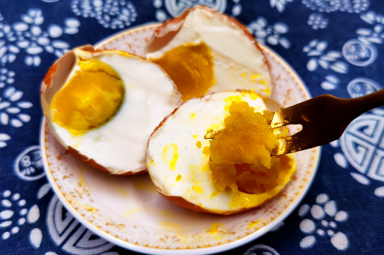 腌鸡蛋怎么做流油还不咸,腌鸡蛋怎么做好吃放时间久