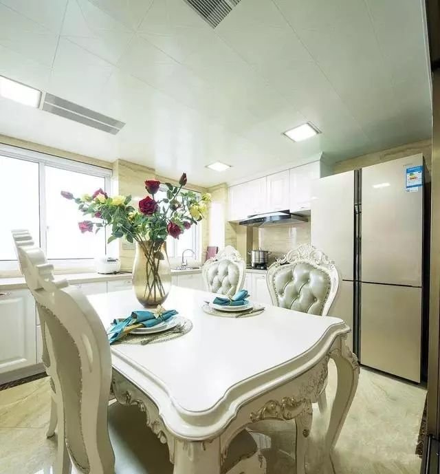 138平简欧风三居，现代式的优雅，进门后的时尚浪漫感