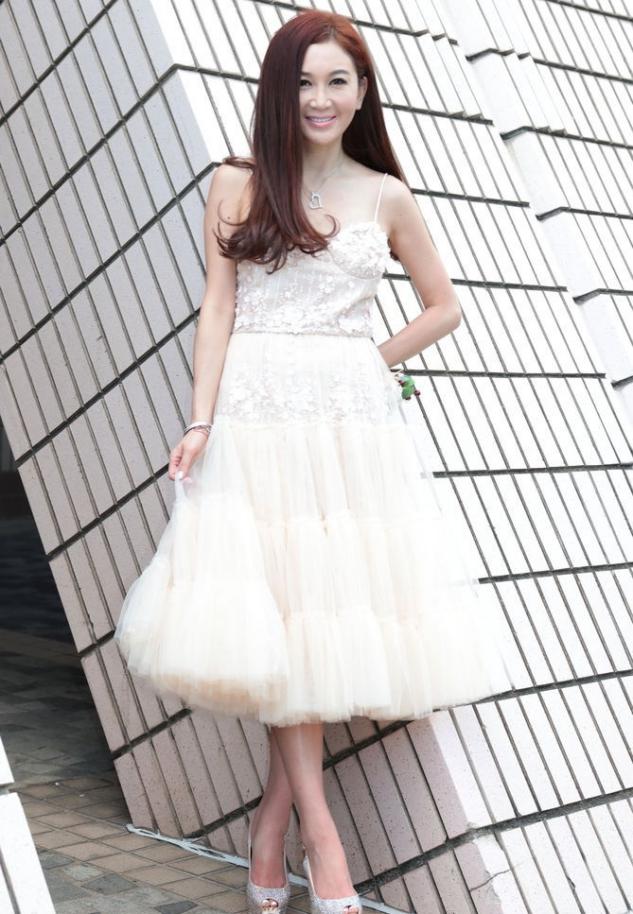 温碧霞年轻的穿搭,温碧霞穿蓬蓬裙