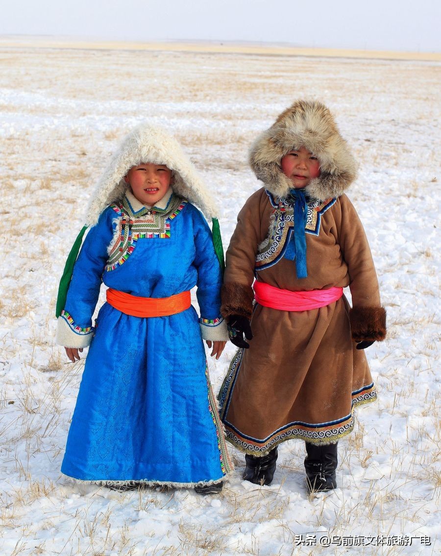 蒙古族传统服饰展示,传统蒙古族服饰