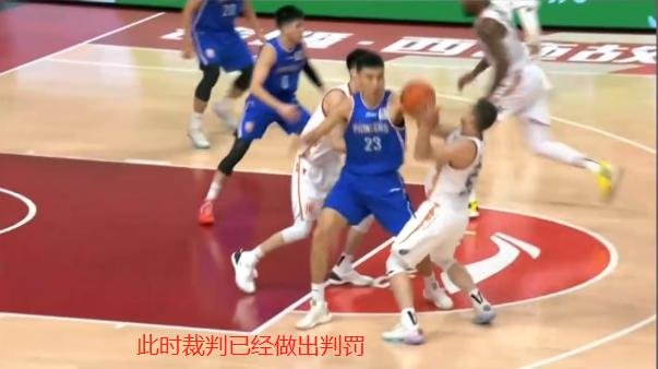 王骁辉恶意犯规被驱逐集锦,王骁辉单场犯规