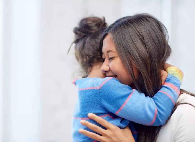 为什么婴儿耳朵后边都有一个疙瘩,耳朵有个小孔是怎么回事流水很臭