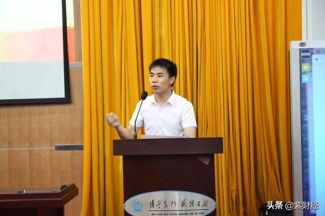 00后的小伙子卖衣服一年赚100万,2000年小伙卖衣服月入7百万