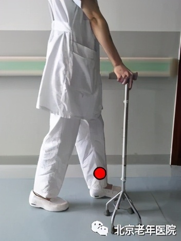 老年人手杖使用操作流程,可以防止老年人跌倒的工具