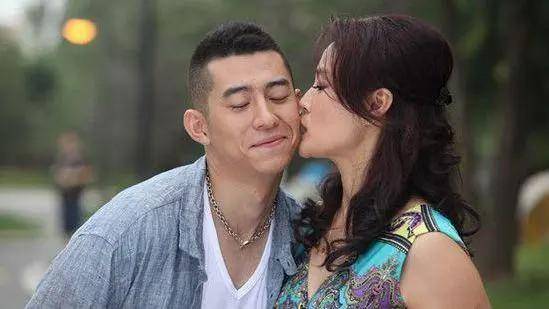 如果儿子发现妈有暧昧对象怎么办,发现母亲和别人聊天怎么办