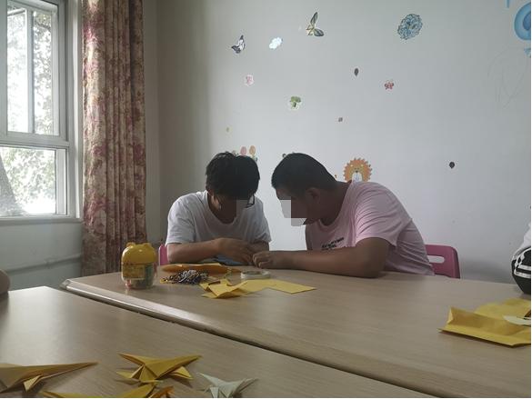 纸飞机飞向球网,纸飞机飞到足球场