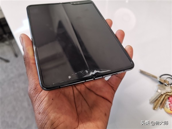 机情烩：4499元！又一款5G新机巨屏大电池+徕卡三摄+麒麟980