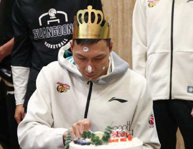 郭艾伦被犯规生气,郭艾伦拿蛋糕