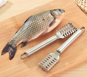 去鱼鳞还用菜刀？笨死！3秒去鱼鳞，简单特方便，生活必备