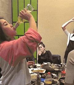 搞笑gif趣图妹子你别闹了,搞笑gif妹子你又调皮了