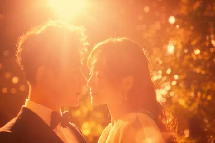 晋嫣夫妇连体撒糖完整视频,撒糖了陆军官兵集体婚礼甜蜜来袭