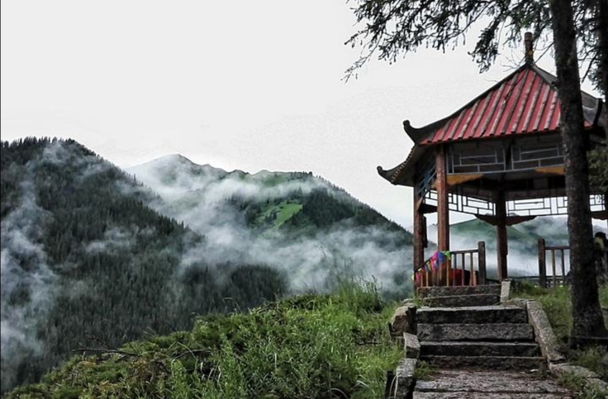 相看两不厌敬亭山表达什么感情,李白和敬亭山为什么相看两不厌