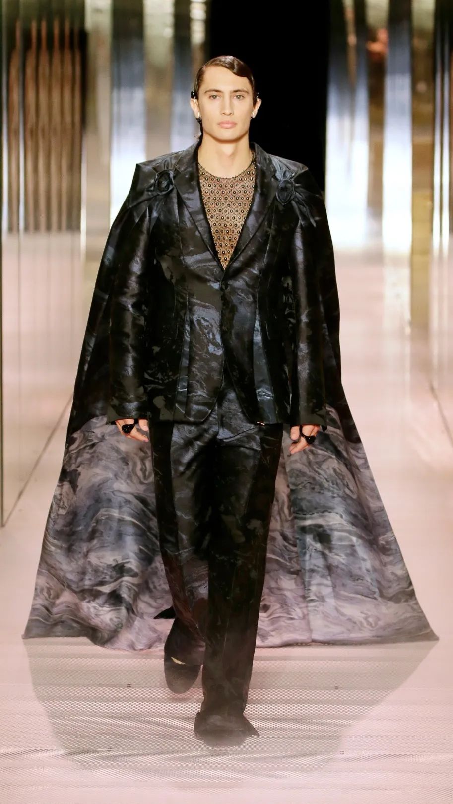 fendi2019春夏男士系列发布,fendi2019春夏系列时尚而时髦