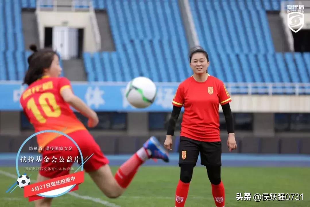 别忘了,曾经的你也饱含热泪为她们高歌铿锵玫瑰……