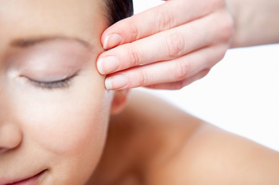 脸上哪些穴位可以促进眼部恢复,眼部八大穴位按摩美容