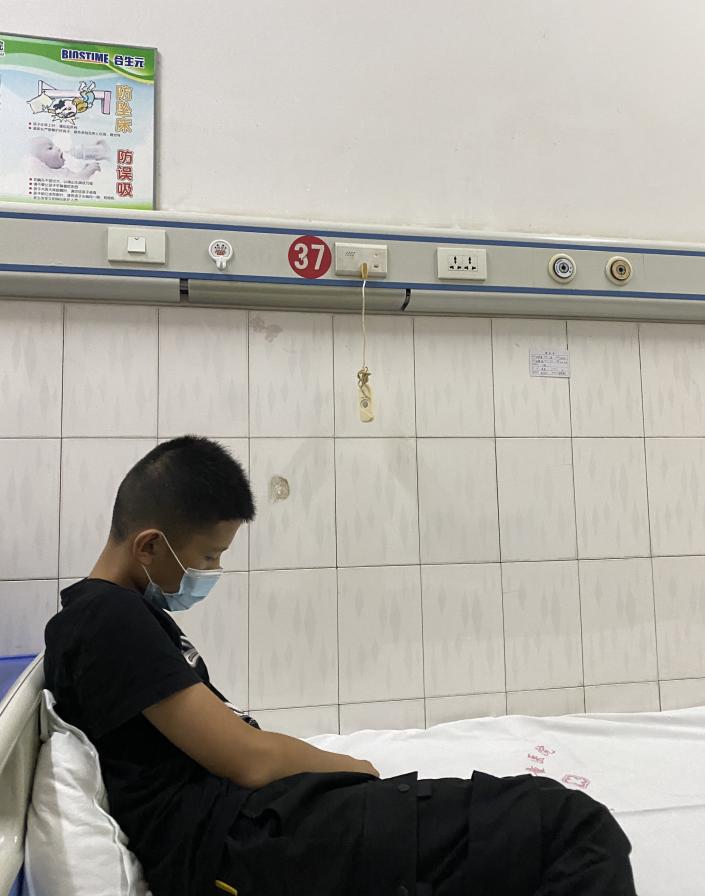 65岁老人感动落泪,领奖台上感动的哭了