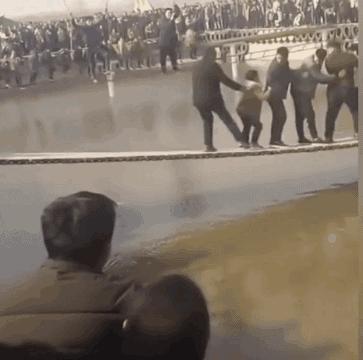 看了整整七分钟，他们最终还是上去了