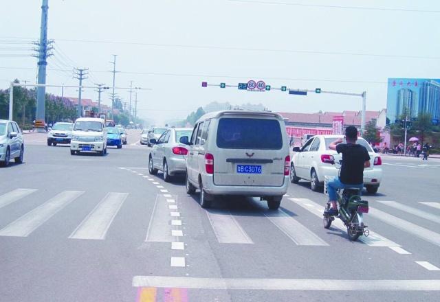 无左转信号灯路口被扣分,什么情况红绿灯路口左转会被处罚