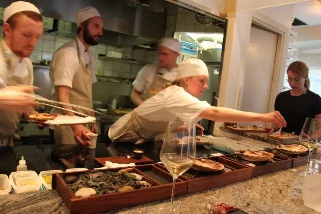 深夜除了晒烤串，还能晒太阳