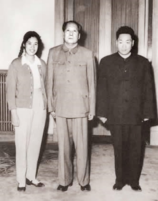 邵华和儿媳刘滨珍贵合影,婆媳其乐融融,邵华非常疼爱儿媳刘滨