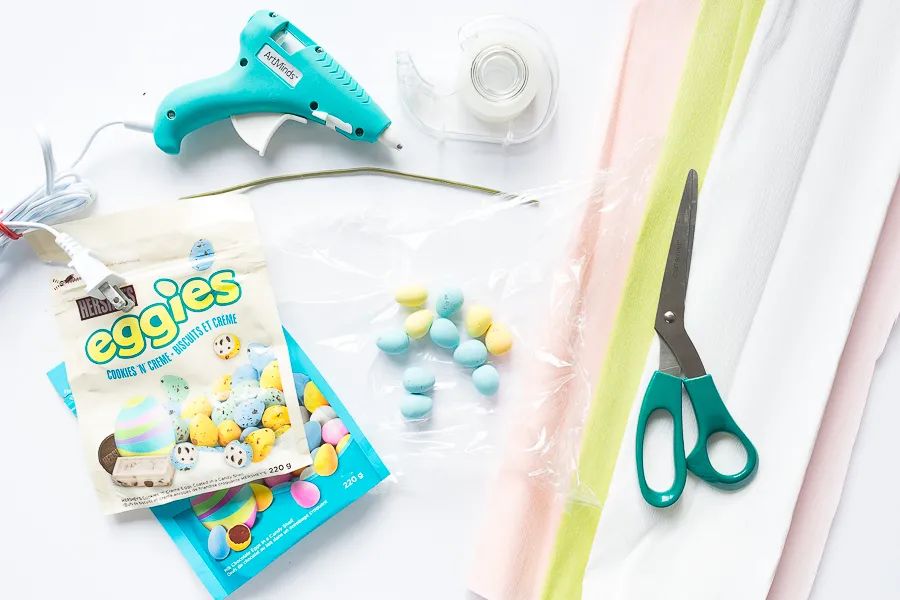 用手工纸做出来的花型装饰,软皱纹纸手工花