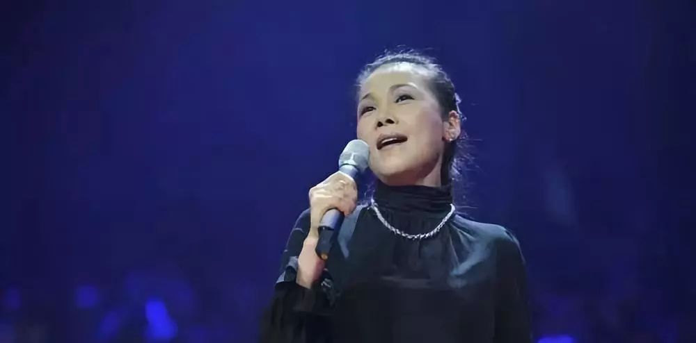 曾经乐坛的当红一姐,曾经是内地的歌坛一姐