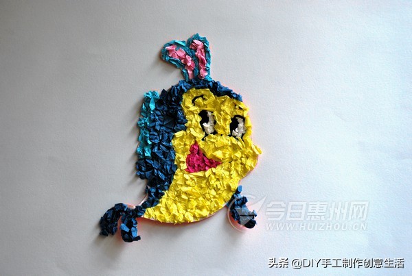 用圆纸片手工制作圣诞贴画,幼儿园大班碎纸片大树贴画