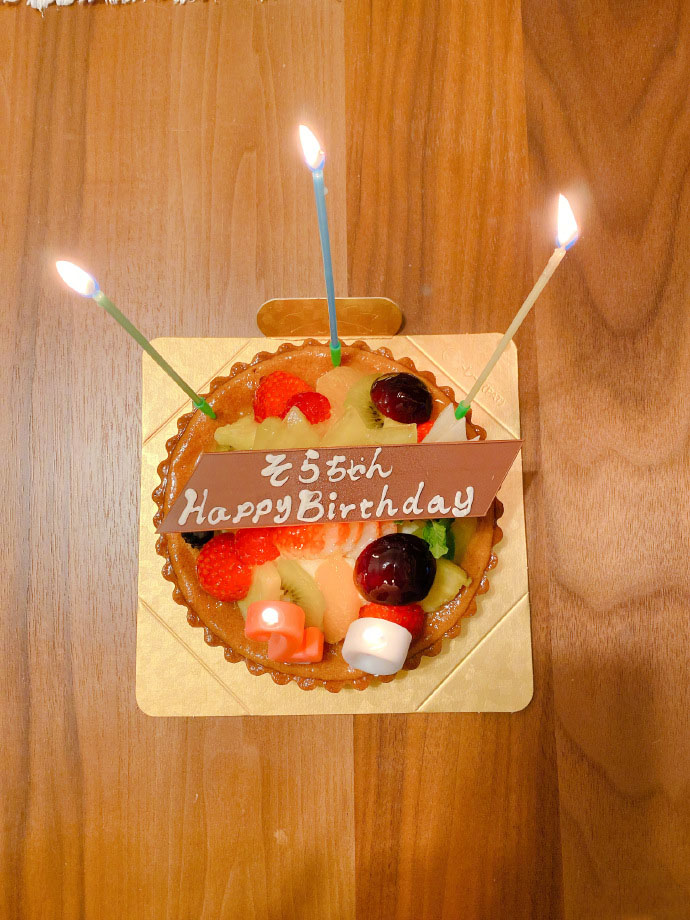 苍井空36岁生日，好朋友送生日蛋糕合照，网友：越来越美了