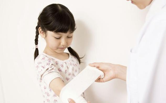 孩子被烫伤如何做心理疏导,小孩被烫伤最佳处理方法