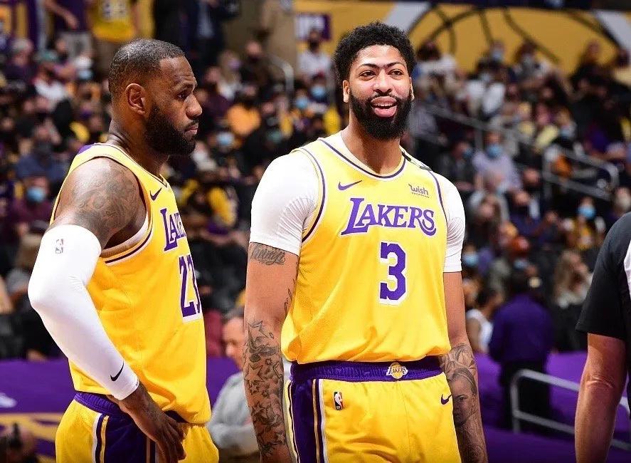 恶犯!2人驱逐!太阳心态崩了!3296天,这场胜利湖人等了整整9年