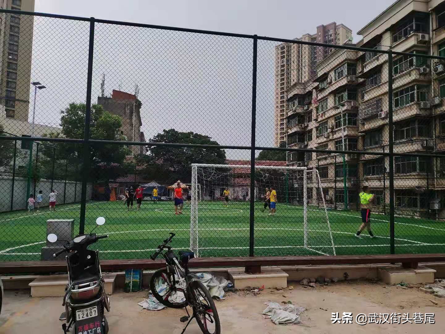 小区足球场踢球,小区足球球场