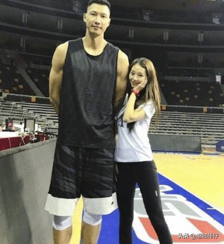 易建联荆灵的爱情故事,易建联和荆灵同框图文