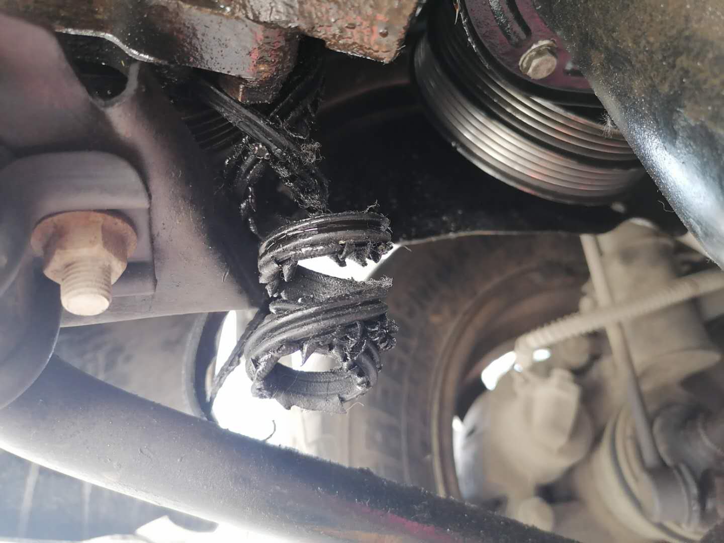 发动机漏油和烧机油大修多少钱,发动机漏油维修费用明细表