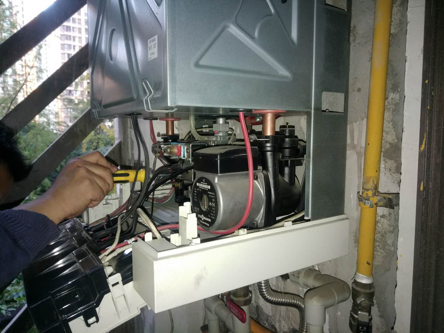 燃气壁挂炉与电壁挂炉比较,壁挂炉和燃气热水器哪个划算