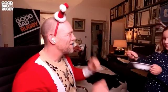 英女王俩曾外孙女突袭直播中爸爸,抢帽子吃东西,王位继承人太萌