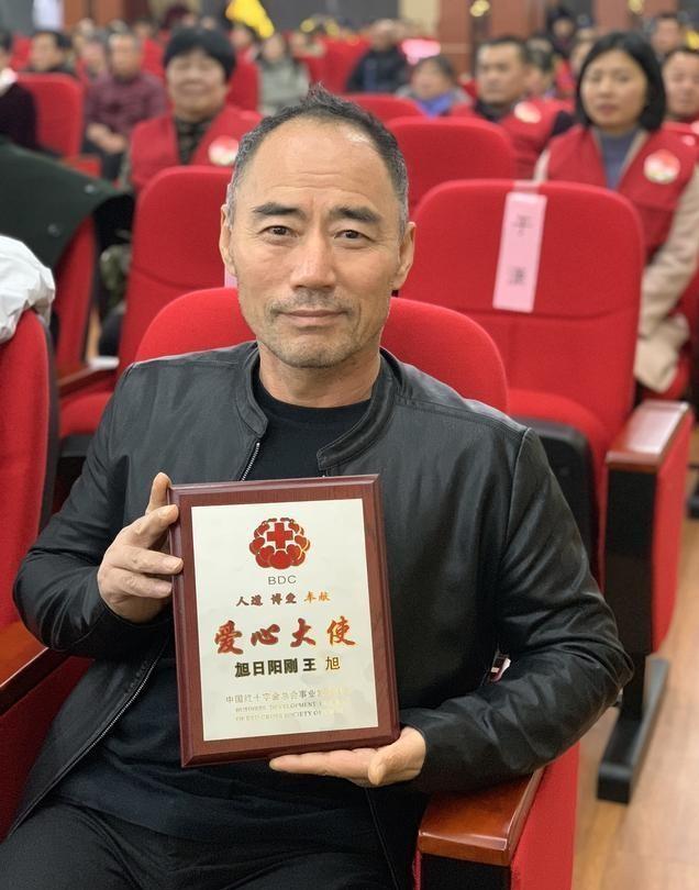 旭日阳刚落魄街头卖唱,旭日阳刚草根歌星组合