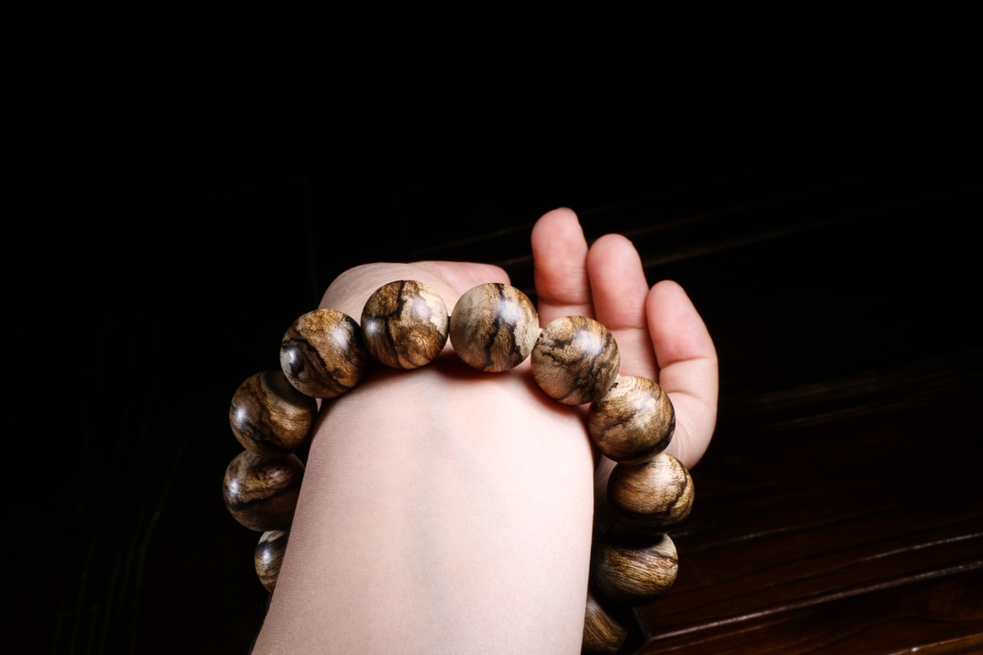 女士戴沉香是左手还是右手,左手珠串右手沉香串可以吗