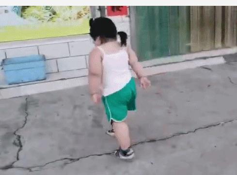 别让「假笑男孩」的悲剧,在她身上重演