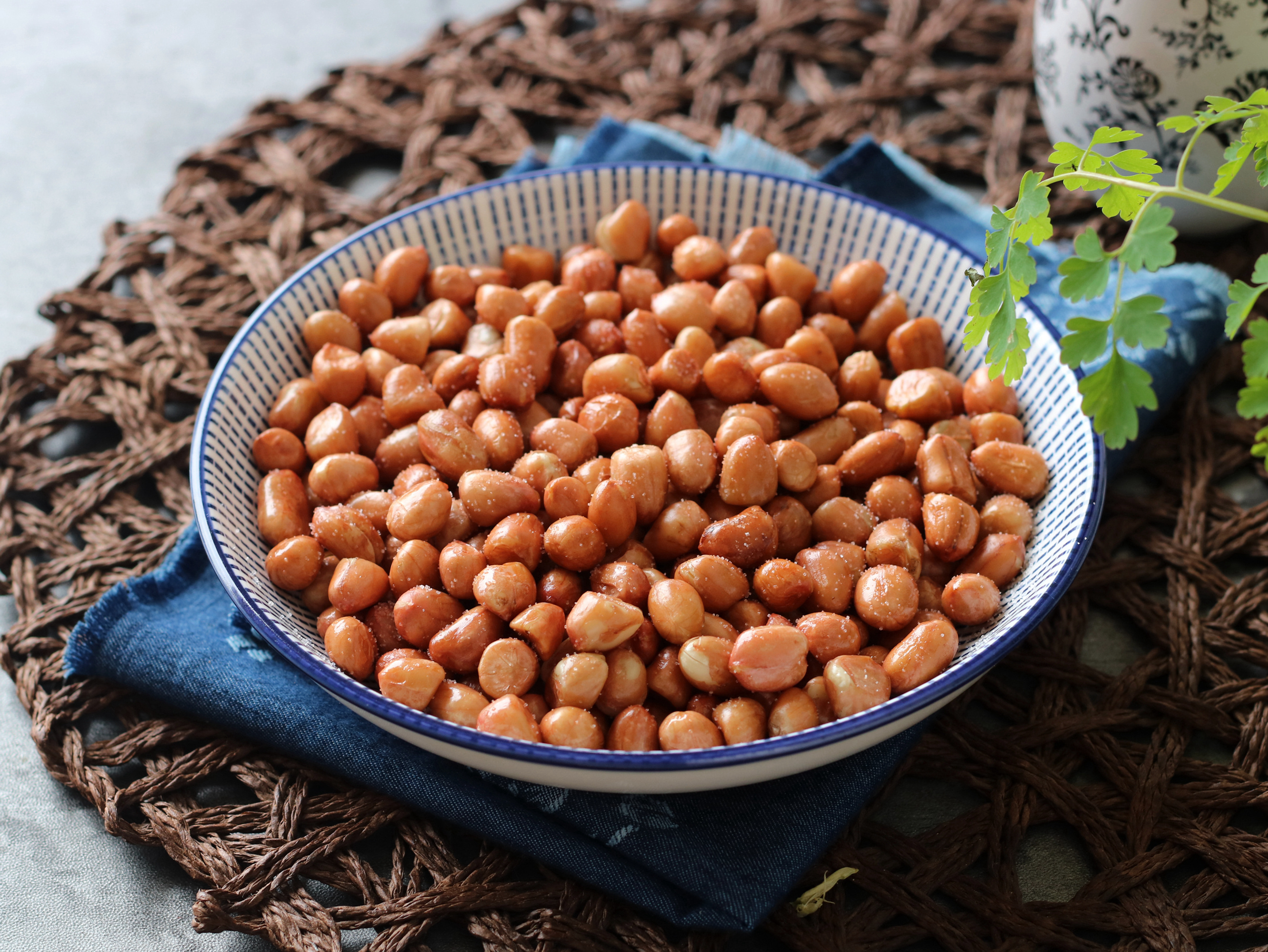 炒花生米用不用去皮,花生米必须用油炒才脆吗