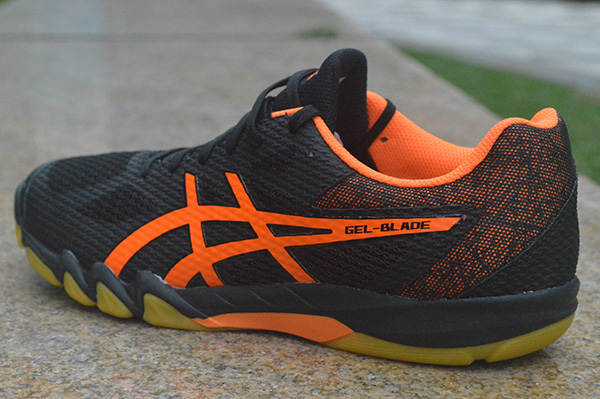 亚瑟士刀锋6代测评,亚瑟士刀锋7羽毛球鞋测评