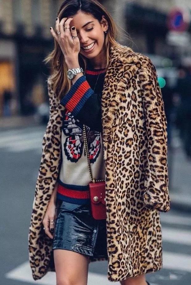 同事穿了一件新的大衣,皮草怎么穿不胖中长款