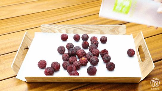 一*爆口**浆的咩咩包来了，今天也是努力营业的奈雪咩！