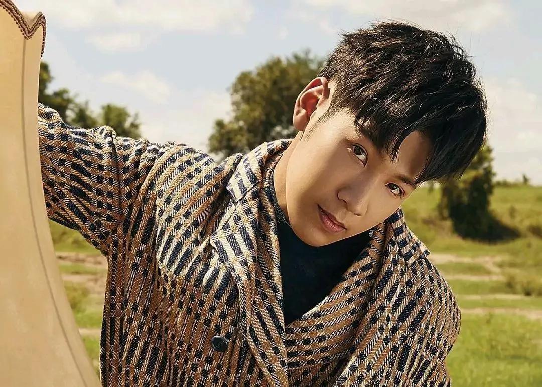 男生太内向怎么办,男生比较内向不善于沟通怎么聊天