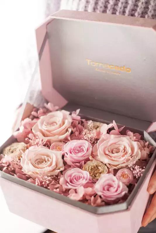 她在北京开了一家可以吃的花店，受众人追捧，还引来了李健