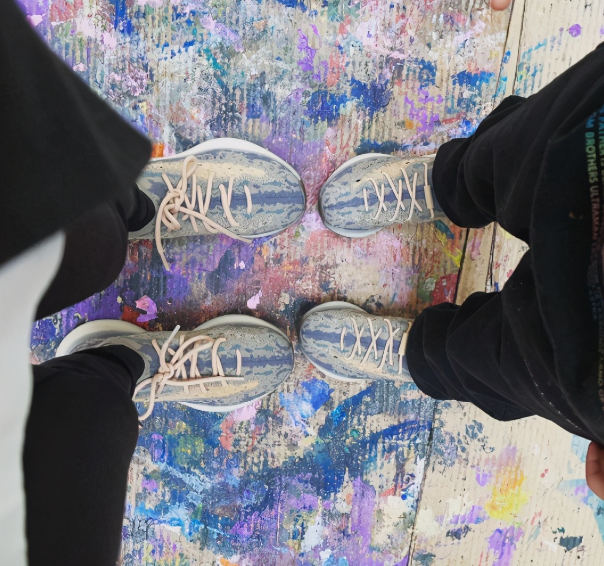 baby机场小海绵曝光,网上晒出angelababy陪儿子小海绵