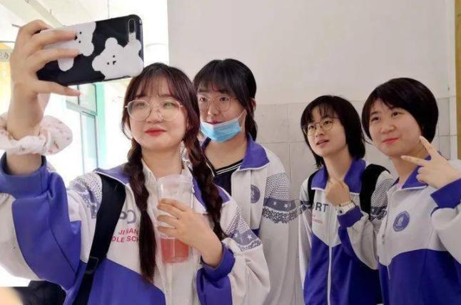 初中女生自认为好看的举动,经常做幼稚的行为很掉价吗