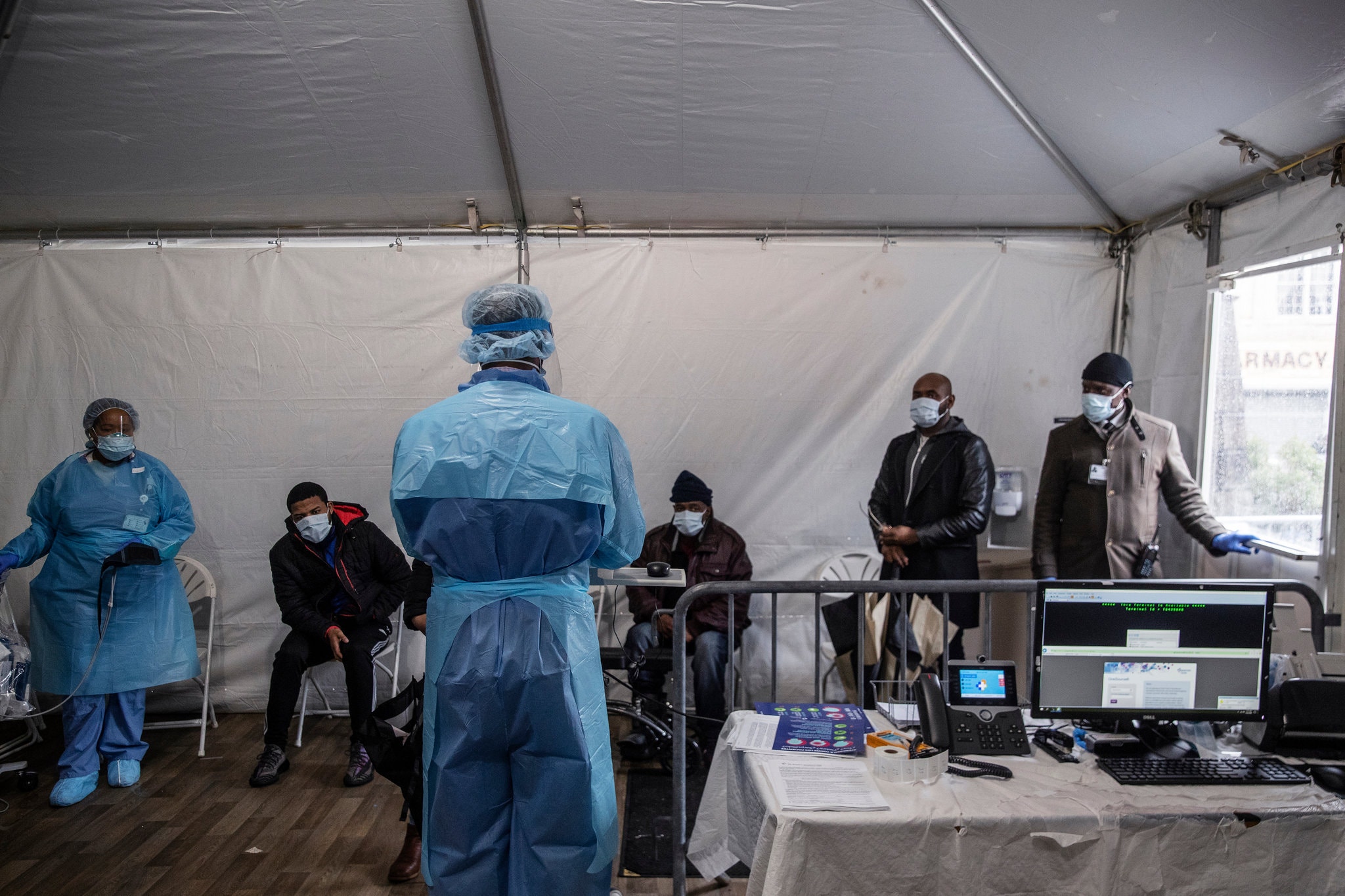 特写:我们都是被送到了屠宰场,同事在倒下,恐惧席卷纽约医院